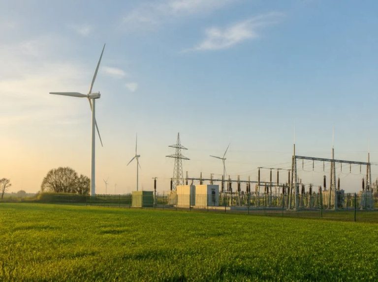 Windräder und Umspannwerk eines regionalen Energieversorgers